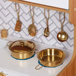 Holzküche mit Kühlschrank