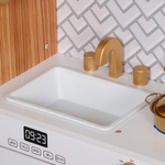 Holzküche mit Kühlschrank