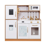 Holzküche mit Kühlschrank